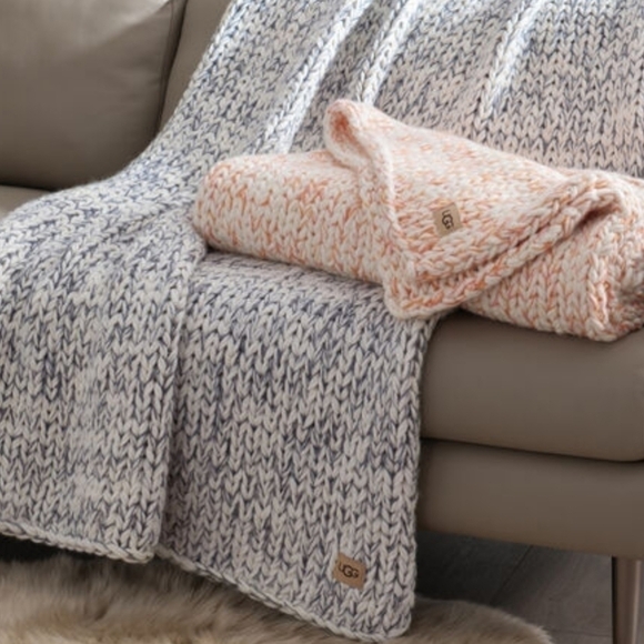UGG Eloise Throw - 50"×70" - Picture 3 of 4